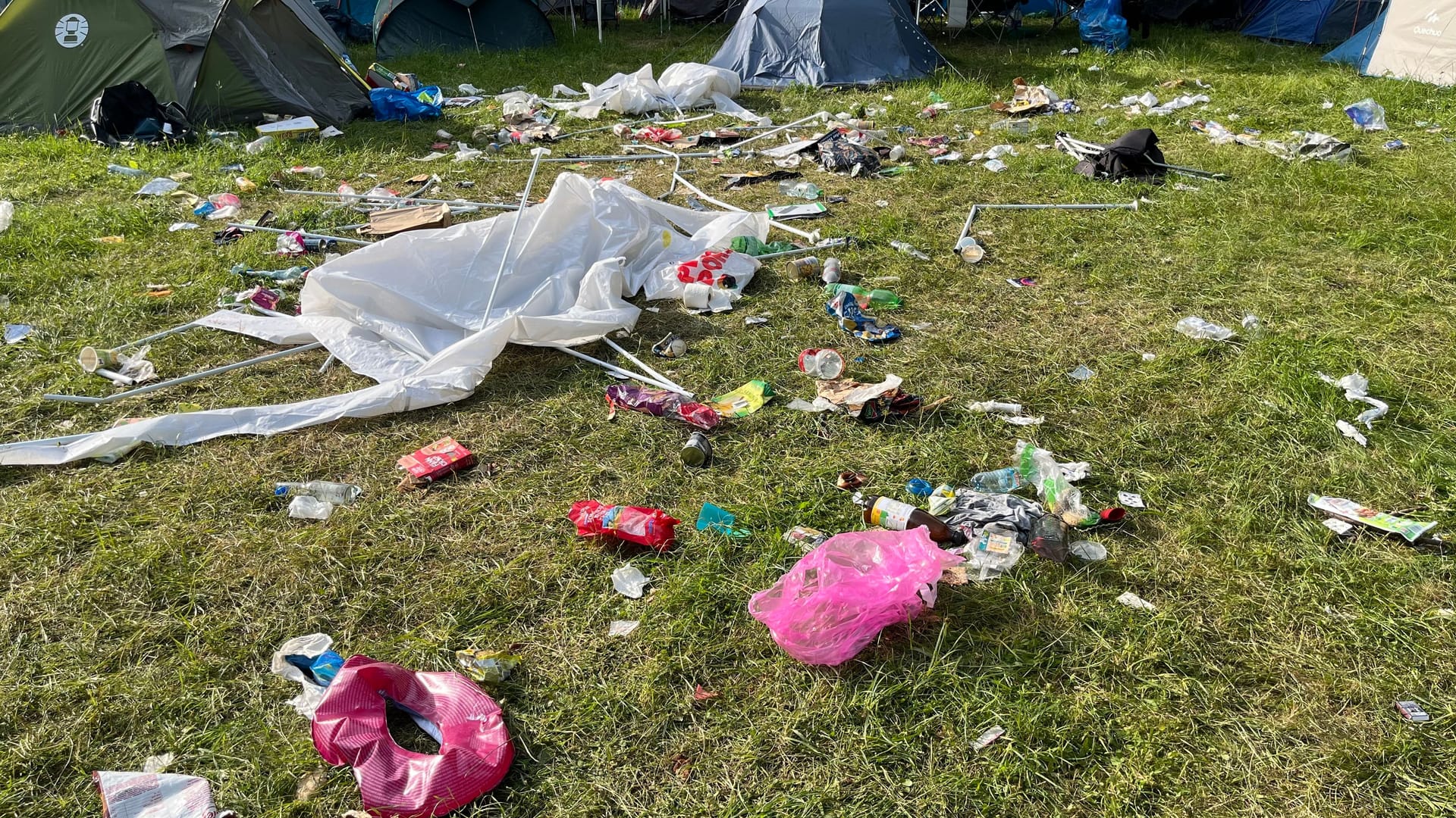 Ein Campingplatz auf dem Festivalgelände am Sonntagabend: Sauber sieht anders aus.