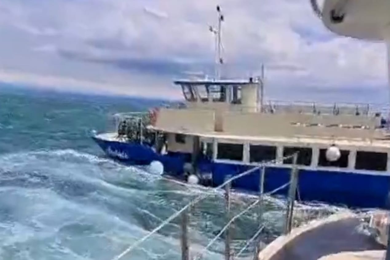 Schiff gerät vor der Küste Italiens in Seenot