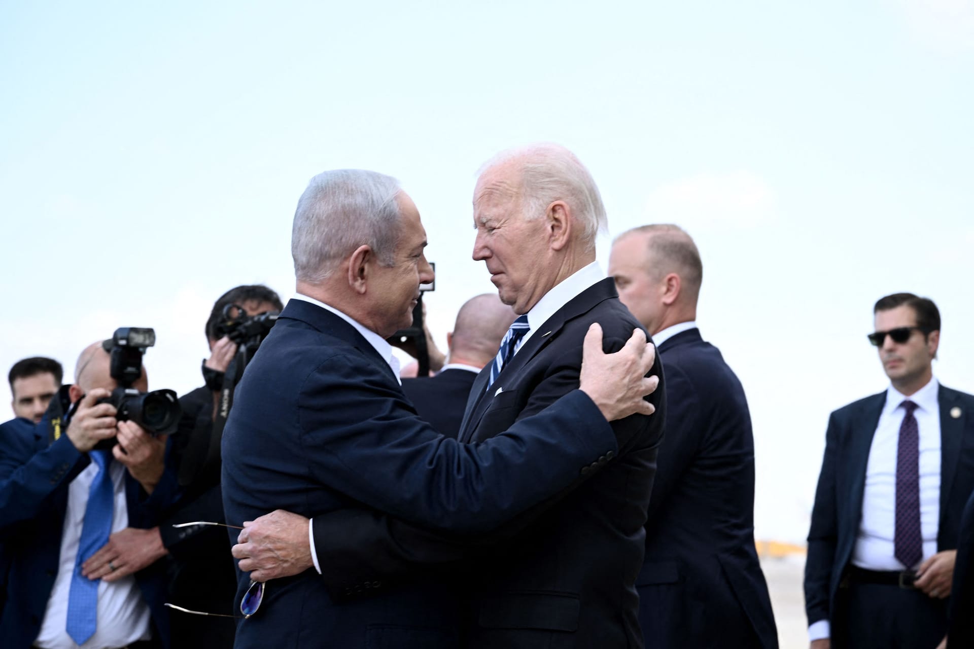 "Bibi" und Joe: US-Präsident Biden (r.) besucht Israel im Oktober 2023, kurz nach den furchtbaren Attacken der Hamas auf das Land.