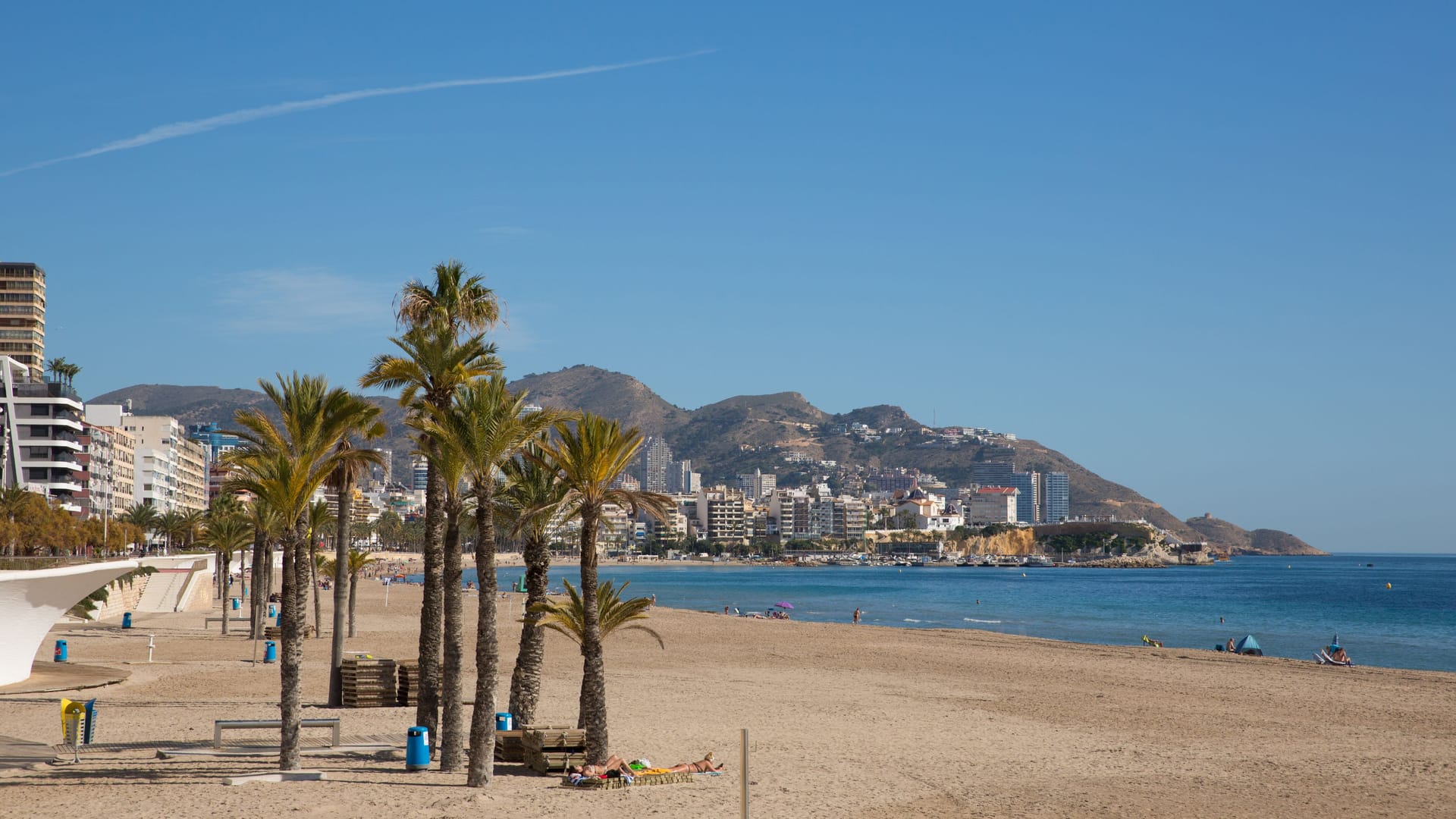 Der Playa de Poniente in Benidorm: Zur Hochsaison ist der Strand oft sehr voll.