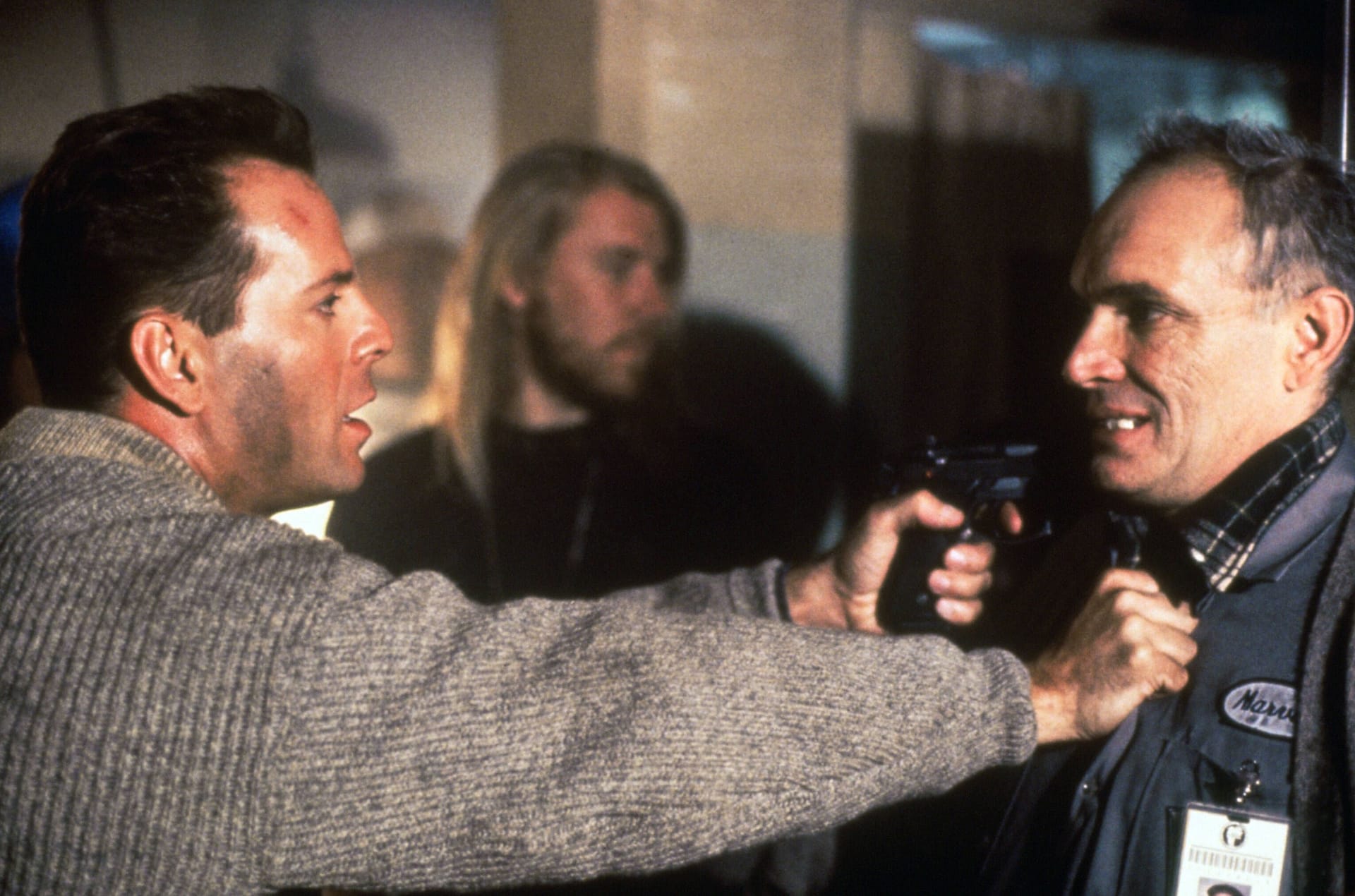 Bruce Willis (l.) und Tom Bower standen 1990 zusammen für die Fortsetzung des Films "Stirb langsam" vor der Kamera.