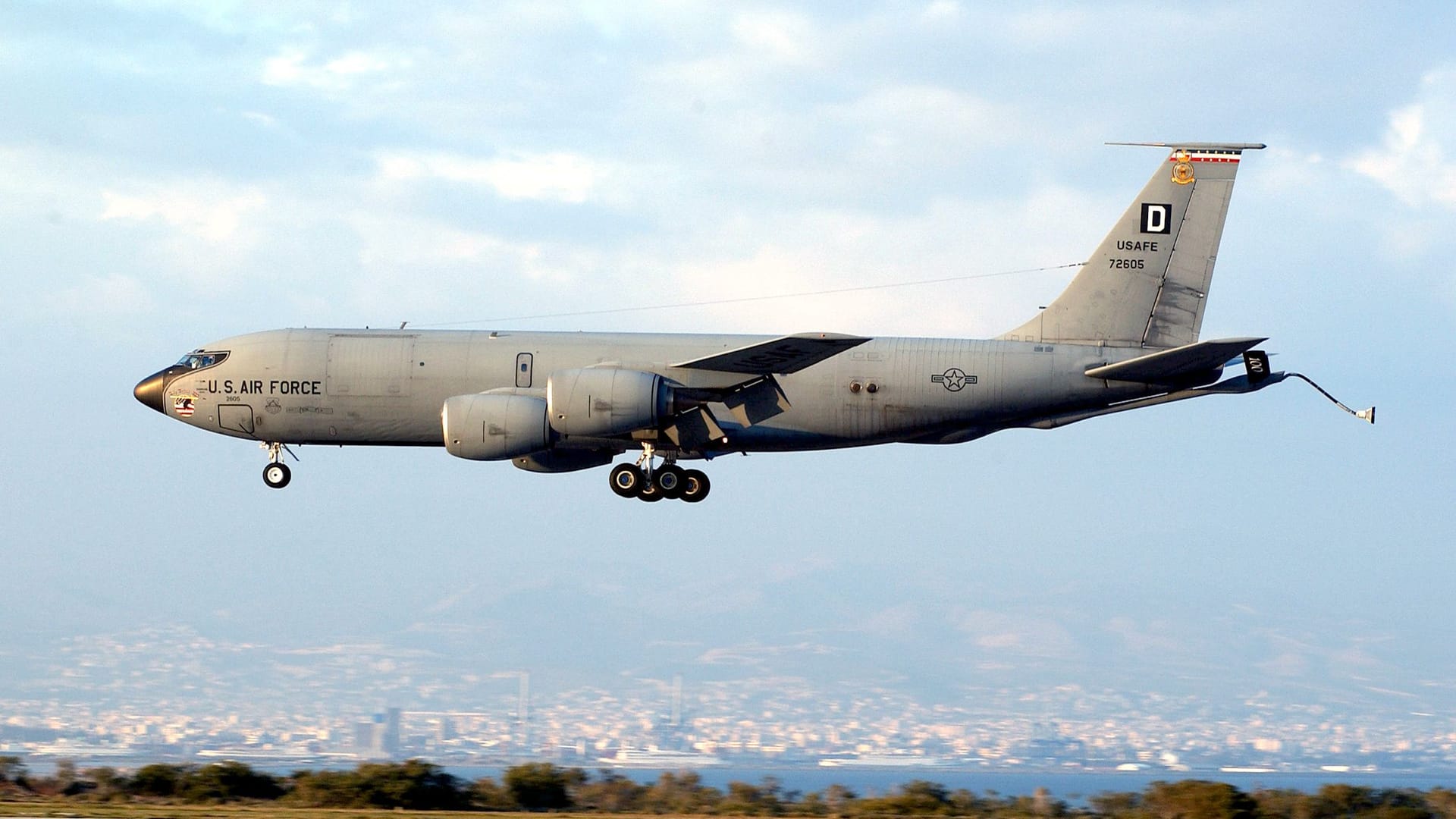 Eine Boeing KC-135 im Landeanflug (Symbolfoto): Eine solche Maschine flog am Donnerstagabend über den Wannsee.