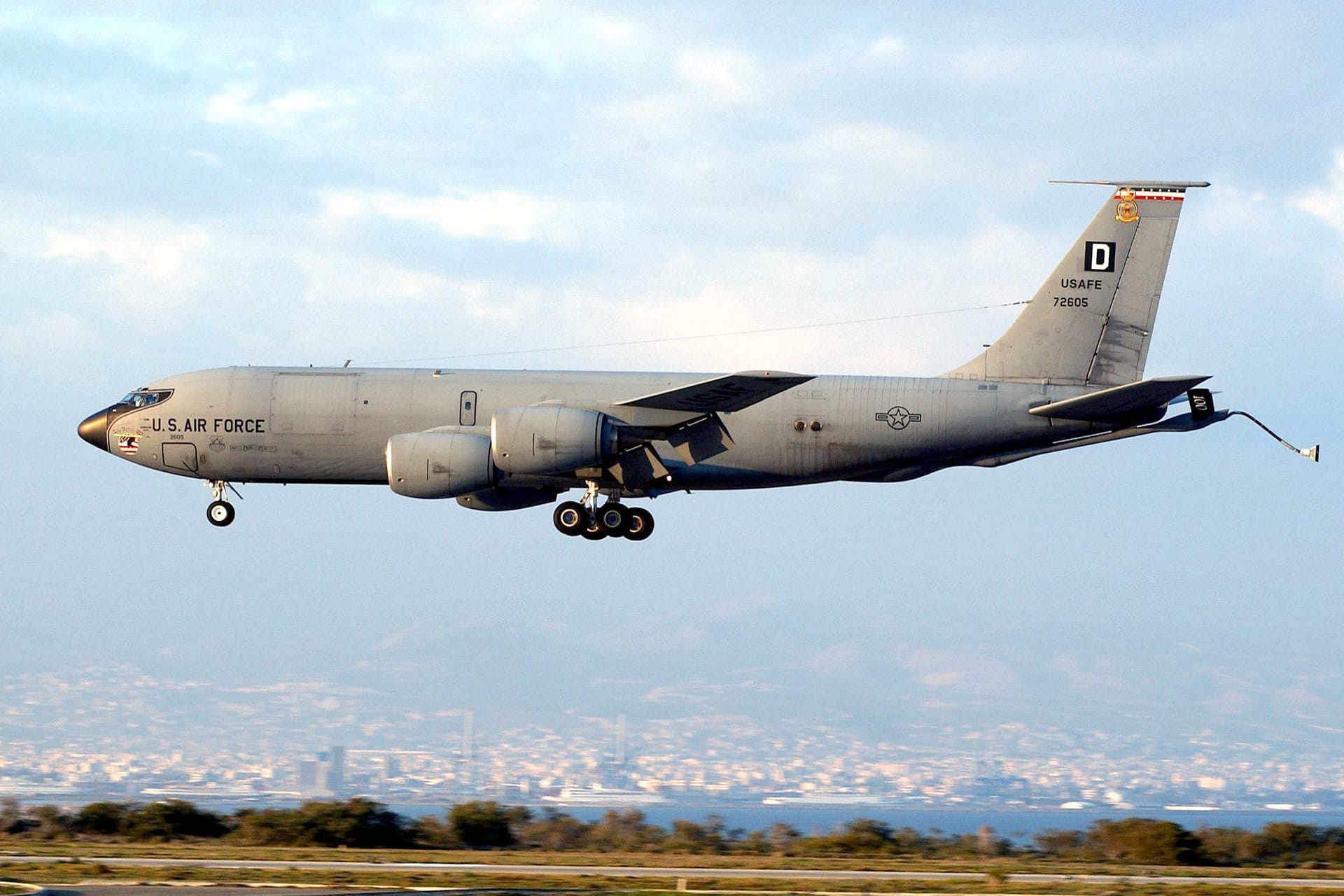 Eine Boeing KC-135 im Landeanflug (Symbolfoto): Eine solche Maschine flog am Donnerstagabend über den Wannsee.