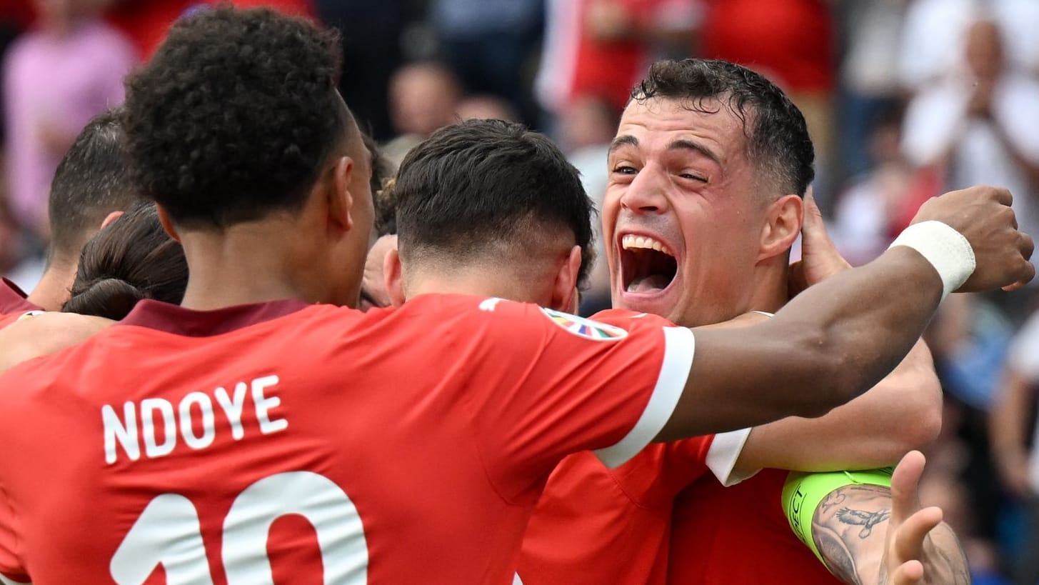 Freude bei der Schweiz: Die Mannschaft um Kapitän Granit Xhaka hat den Europameister aus dem Turnier geworfen.