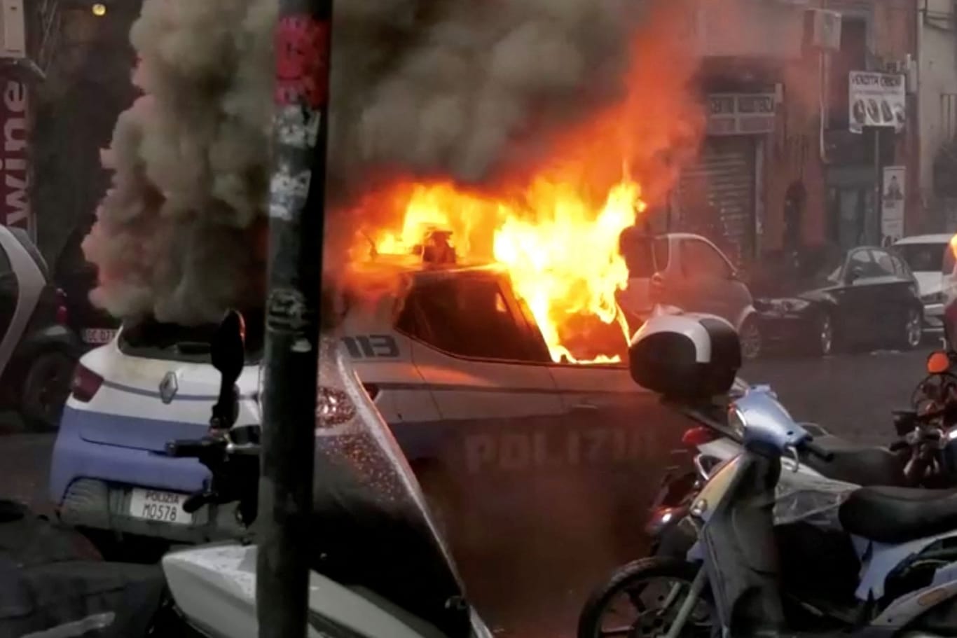 Brennendes Polizeiauto (Archivbild): In Neapel zeigte sich, welche Gewalt Fan-Ausschreitungen entwickeln können.