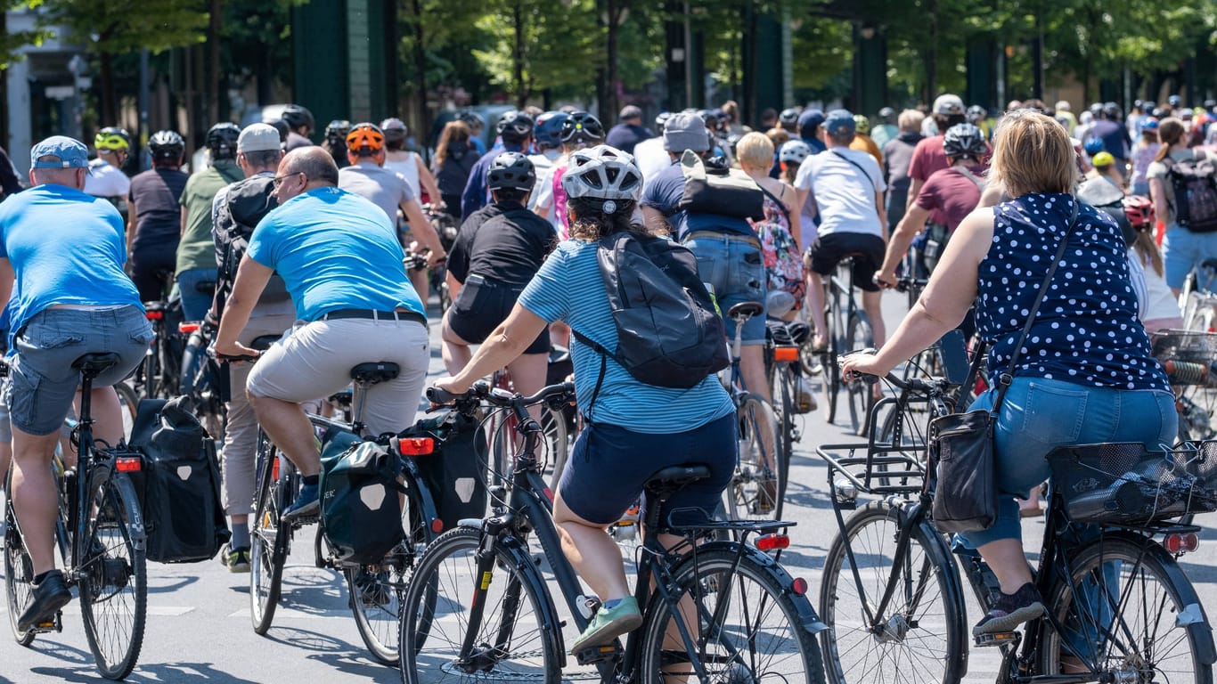 Radfahrer bei der jährlichen Fahrrad-Sternfahrt des ADFC durch Berlin (Archivbild): Die Teilnehmer fordern mehr Sicherheit für Radfahrende im Straßenverkehr.