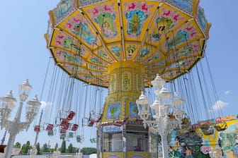 Kettenkarussell auf dem Schützenfest in Hannover: Das Schützenfest gilt als das größte Schützenfest der Welt.