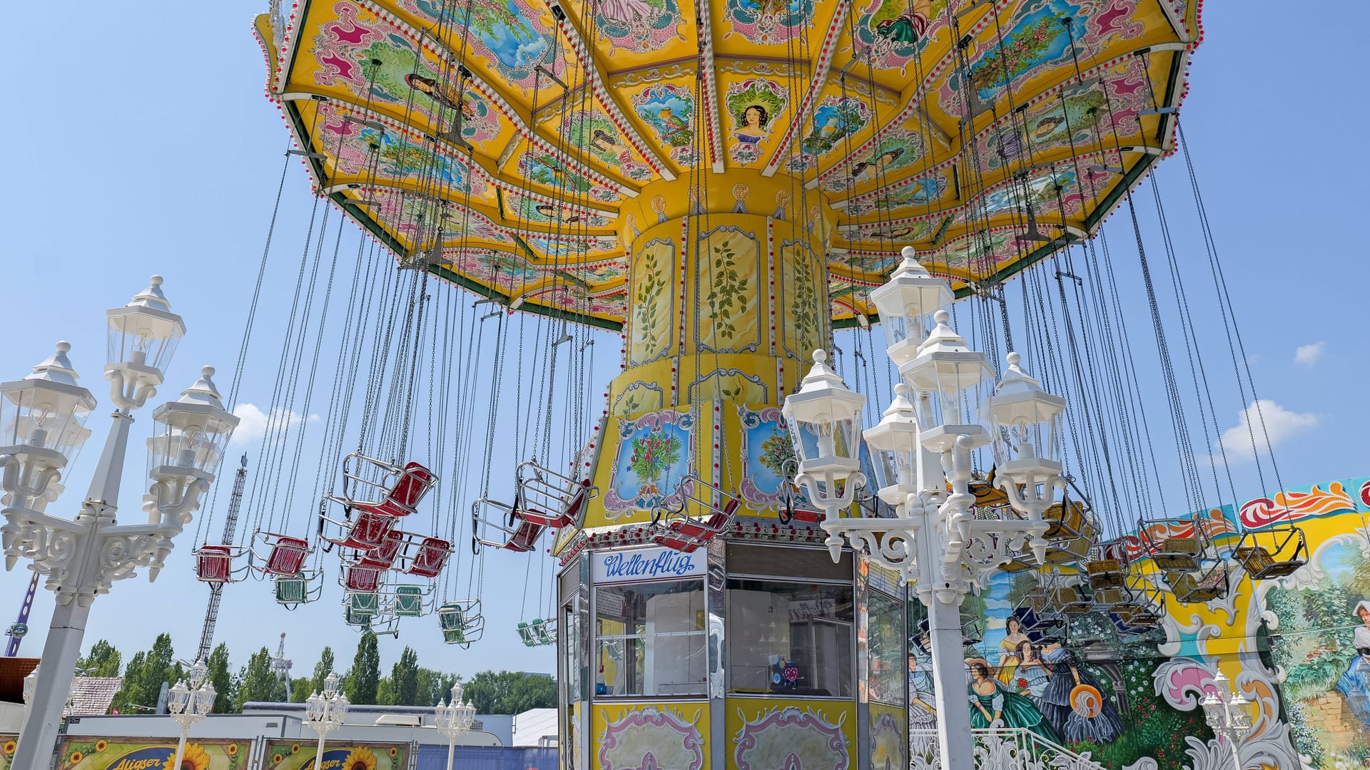 Kettenkarussell auf dem Schützenfest in Hannover: Das Schützenfest gilt als das größte Schützenfest der Welt.