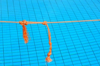 Leeres Schwimmbecken (Symbolbild): Das Nichtschwimmerbecken im Lister Freibad bleibt in dieser Saison gesperrt.