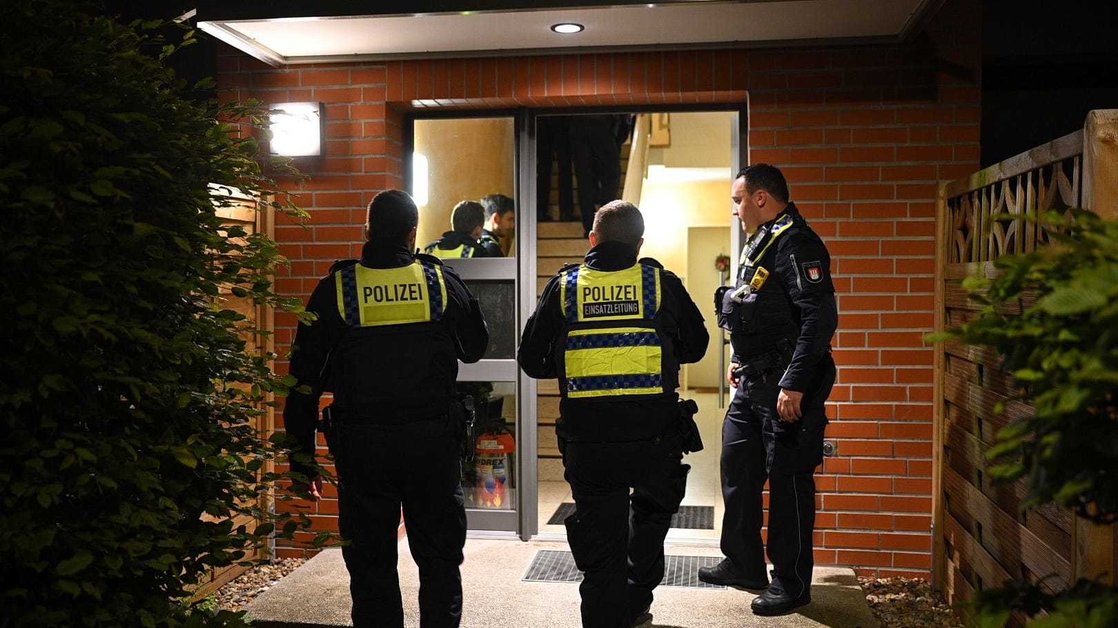 Polizisten am Donnerstagabend in der Wolliner Straße: Was hier genau geschah, war zunächst unklar.