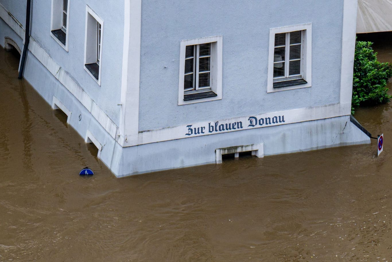 Passau: In Bayern herrscht nach heftigen Regenfällen vielerorts weiter Land unter.