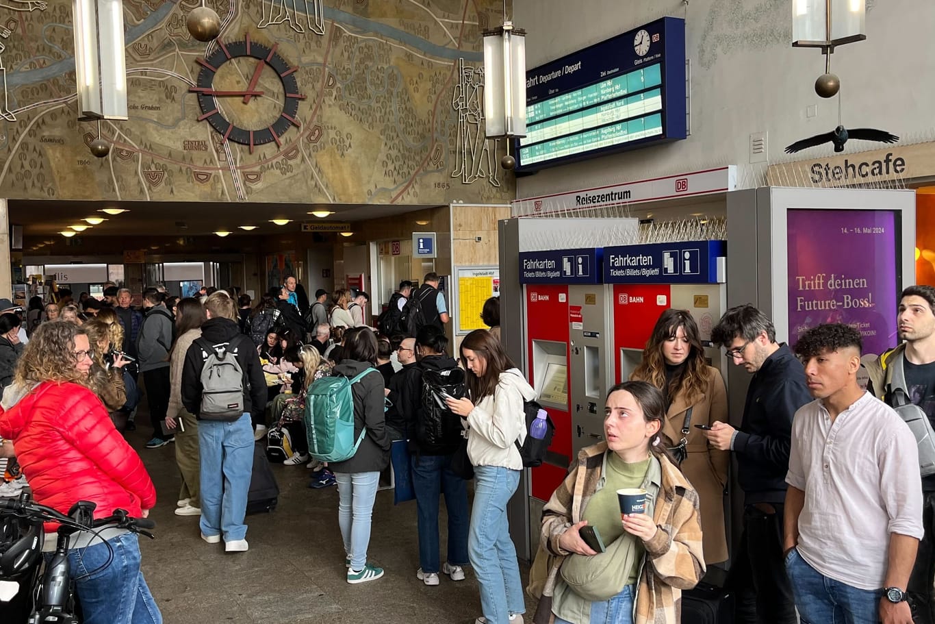 Lange Gesichter am Ingolstädter Bahnhof: Viele Bahnreisende wollten pünktlich zum EM-Fanfest nach München.