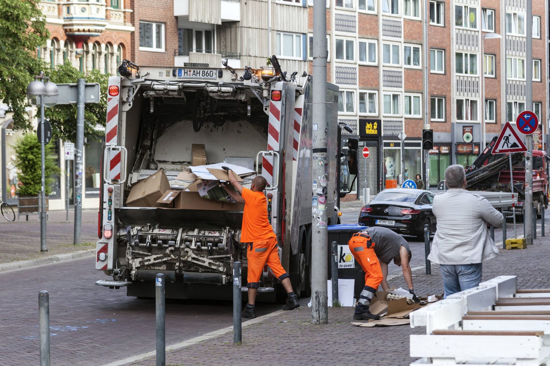 Müllabfuhr in der Innenstadt von Hannover.