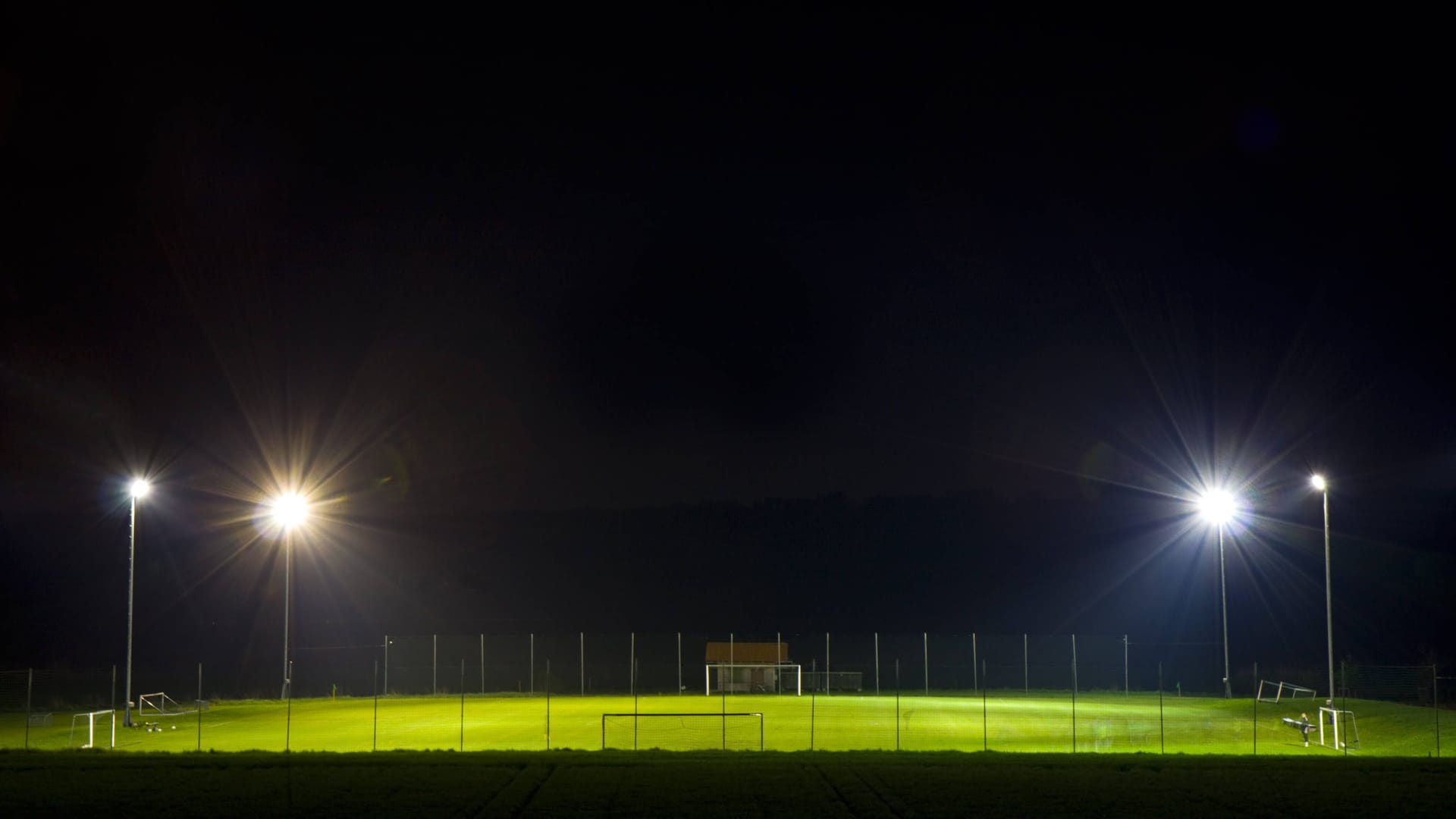 Der Mann versuchte, die Frau nachts auf einen Fußballplatz zu ziehen.