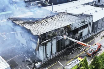 Feuerwehrleute löschen ein Feuer an einer Batteriefabrik.