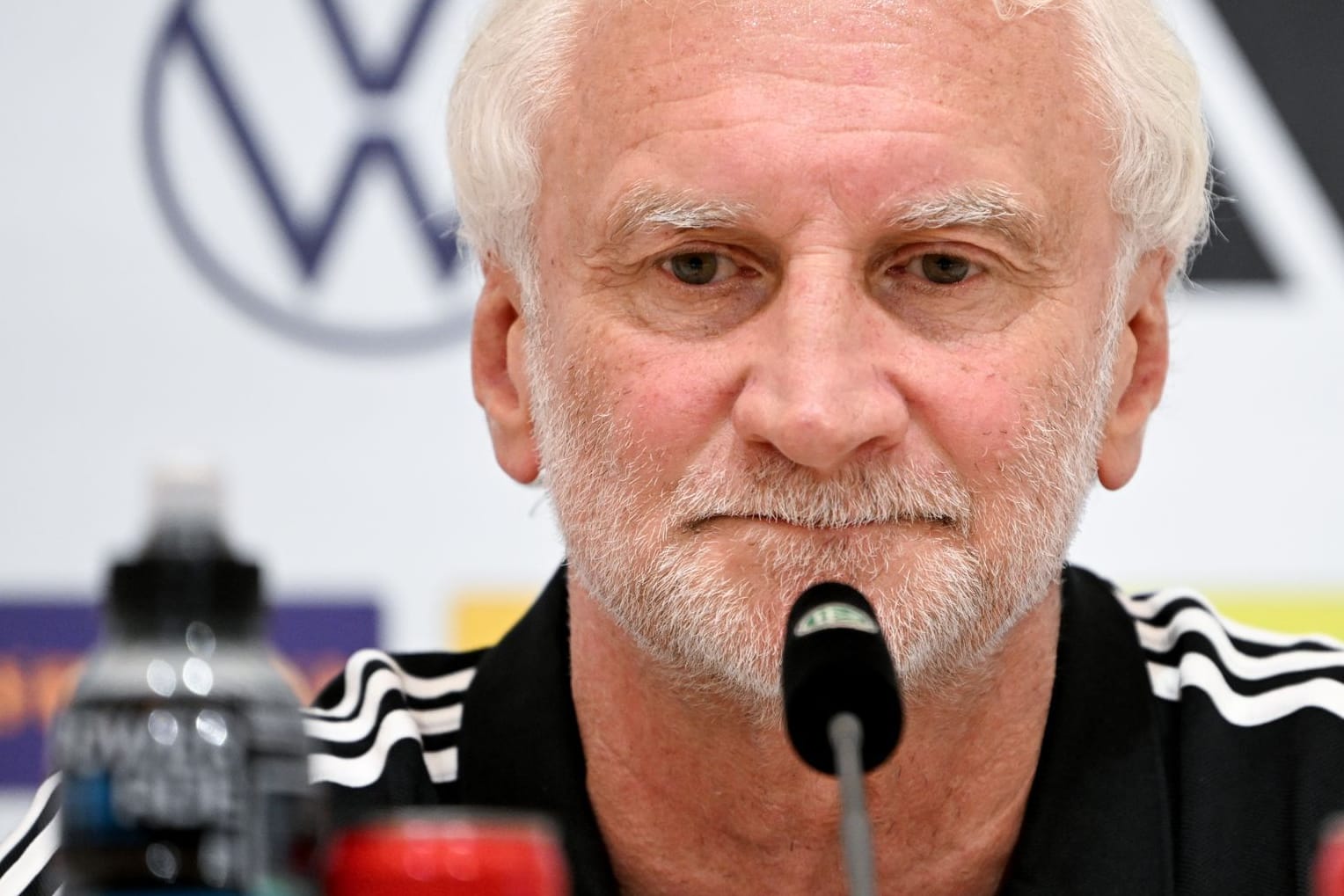 DFB-Sportdirektor Rudi Völler bei der Pressekonferenz am 26. Juni in Herzogenaurach.