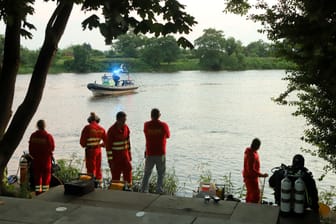 Einsatzkräfte der DLGR an der Weser: Das Unglück ereignete sich neben dem Bremer Weserstadion.