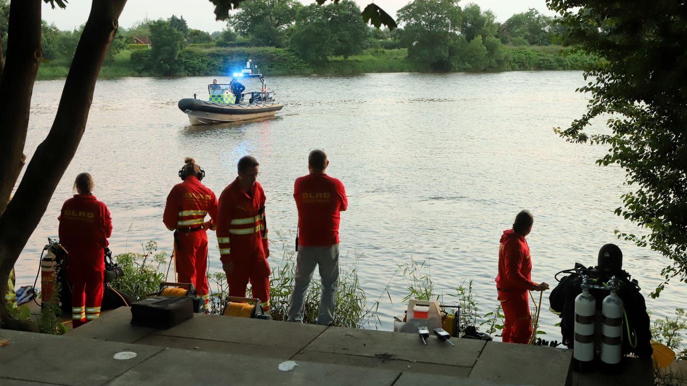 Einsatzkräfte der DLGR an der Weser: Das Unglück ereignete sich neben dem Bremer Weserstadion.