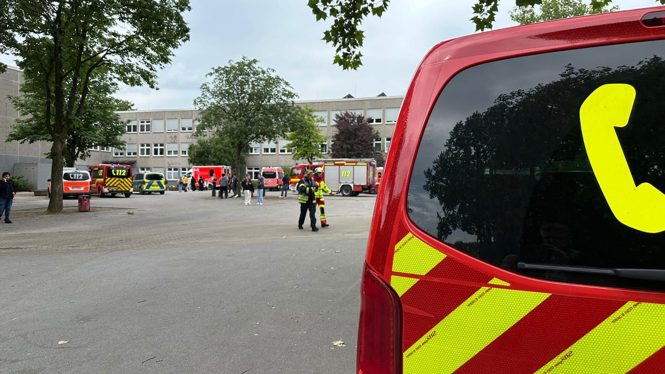 Einsatzkräfte auf dem Schulhof der Realschule in Aplerbeck: Wer das Reizgas versprüht hatte, ist bislang nicht bekannt.