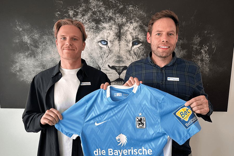 Christian Werner (r.) begrüßt Thore Jacobsen (l.) bei 1860 München: Dem Vernehmen entschied sich der Mittelfeldspieler trotz Angeboten aus der 2. Bundesliga für "Sechzig".