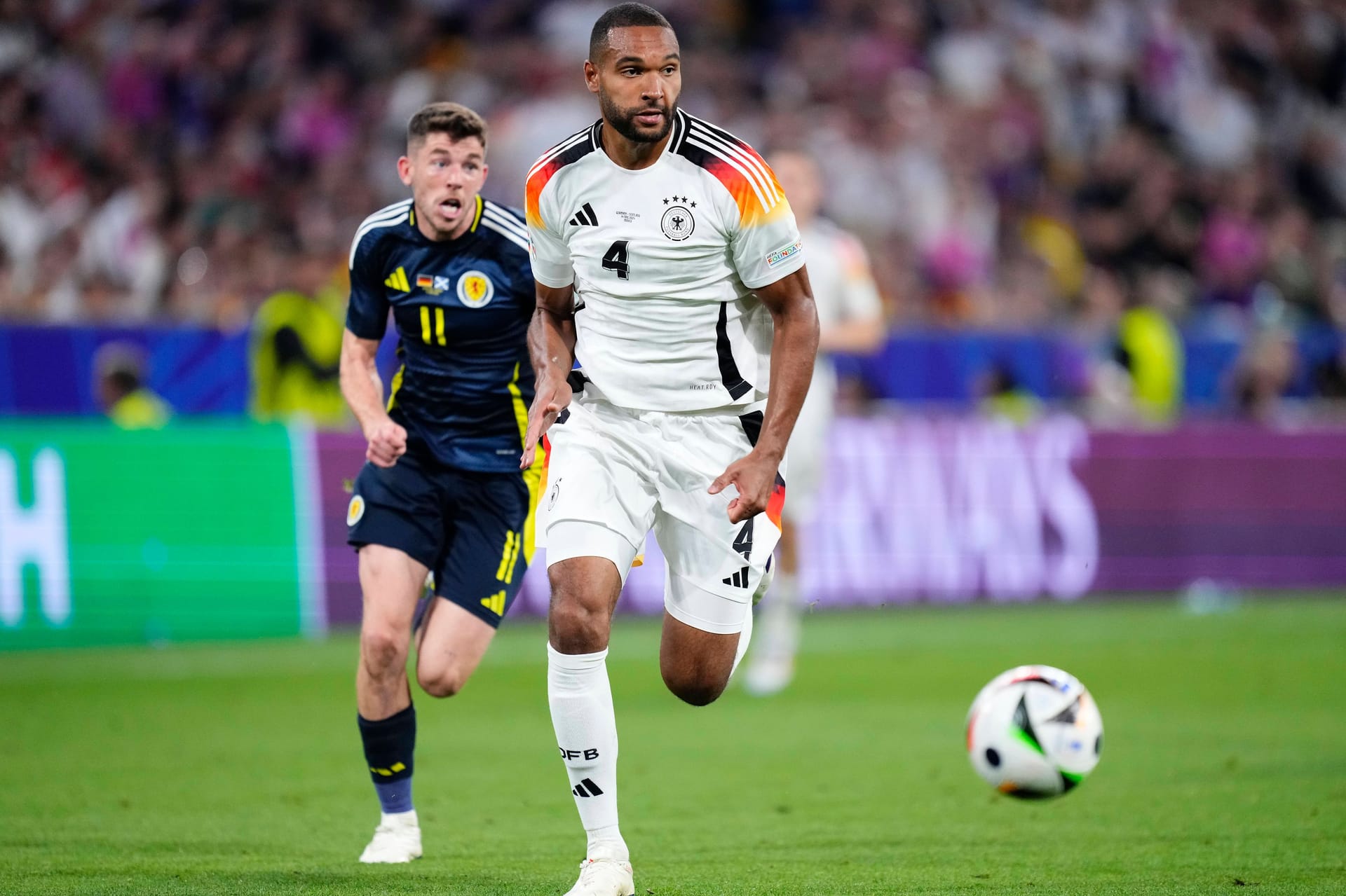 Jonathan Tah: Fiel neben Rüdiger zunächst weniger auf, stand aber sicher und ließ hinten nichts zu. Wachsam und bedacht im Aufbauspiel. Solider Auftritt des Leverkuseners, sah aber eine etwas überflüssige Gelbe Karte, als er im Mittelfeld zu spät kam (62.). Etwas unglücklich beim 1:4, als er über den Ball trat (87.). Note 3