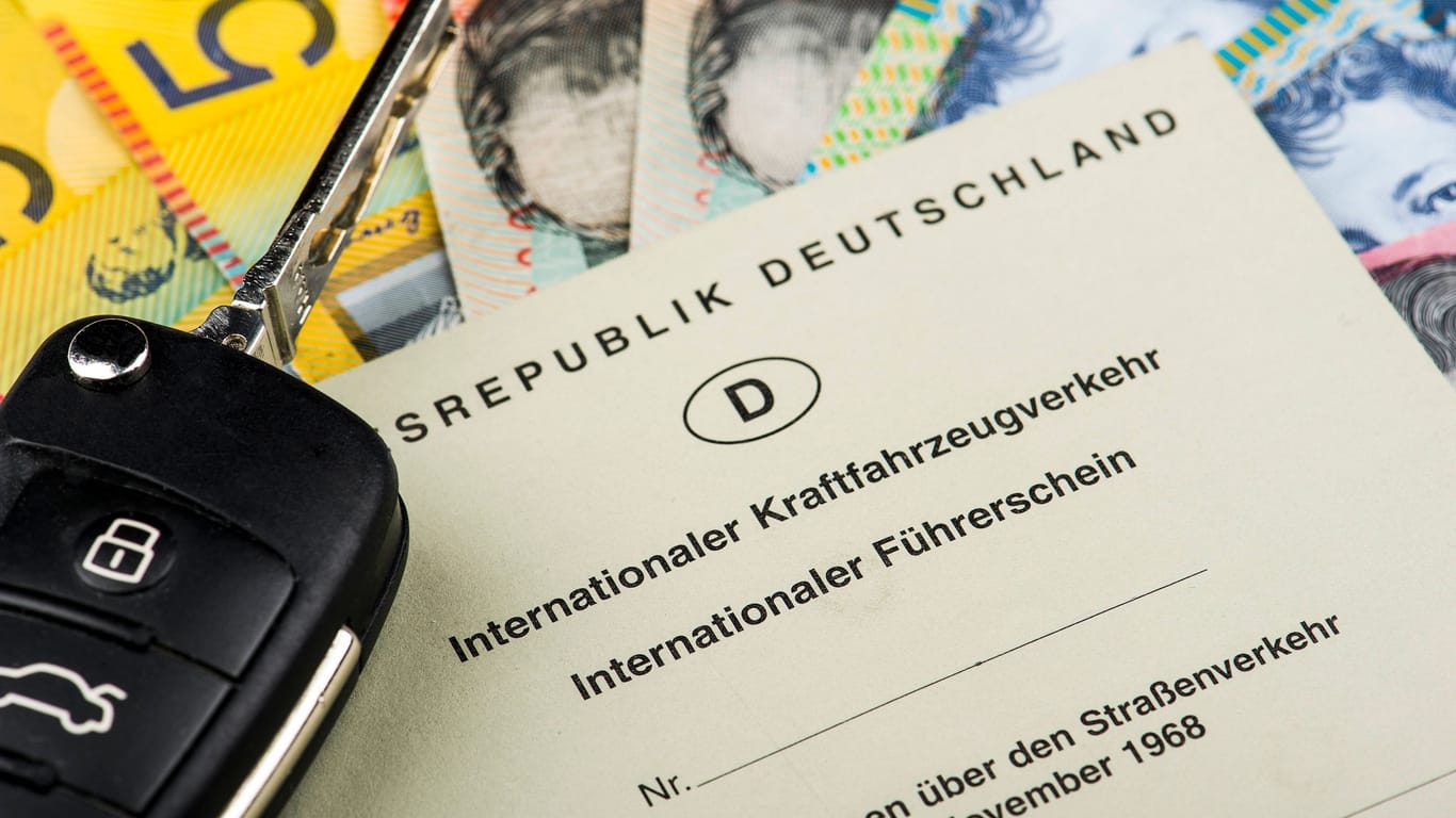 Internationaler Führerschein: Beim Beantragen müssen Sie Personalausweis oder Reisepass, Ihren EU-Kartenführerschein und ein biometrisches Passbild mitbringen.