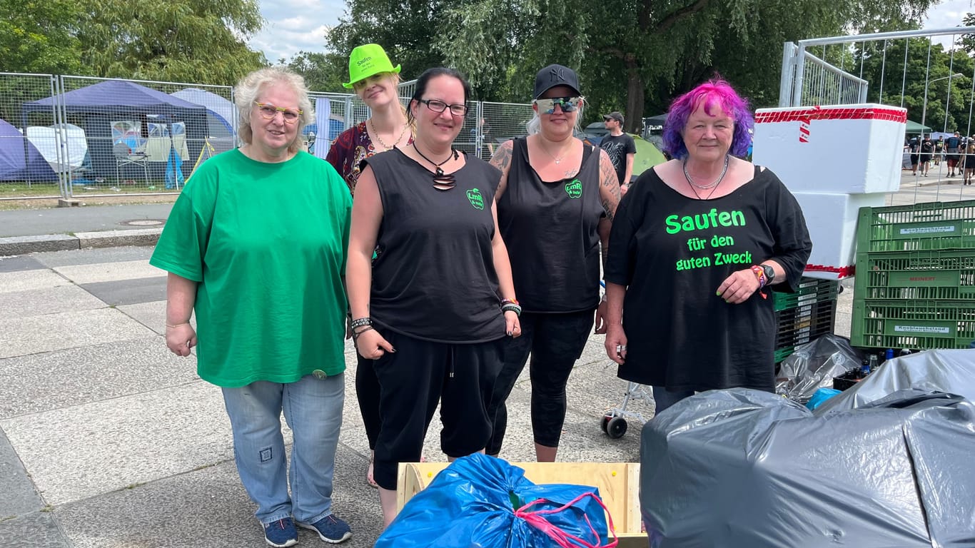 "Saufen für den guten Zweck" ist das Motto dieser Frauen: Jasmin Beyer (Mitte) und die anderen Vereinsmitglieder sammeln für Obdachlose.