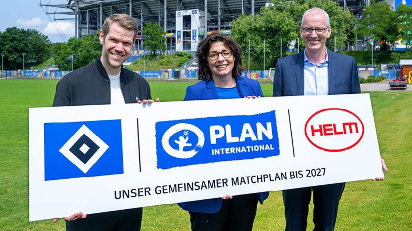 Eric Huwer (HSV-Vorstand), Petra Berner (Vorstandsvorsitzende Plan) und Thomas Gartz (Executive Vice President Helm) präsentieren die Logos der drei neuen Partner.