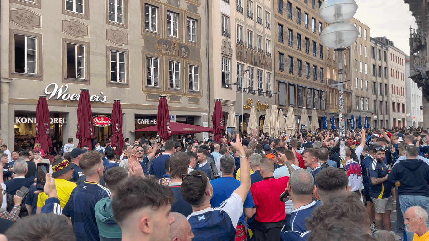 Am Donnerstagabend auf dem Marienplatz: Die Fans von der Insel feiern ausgelassen.