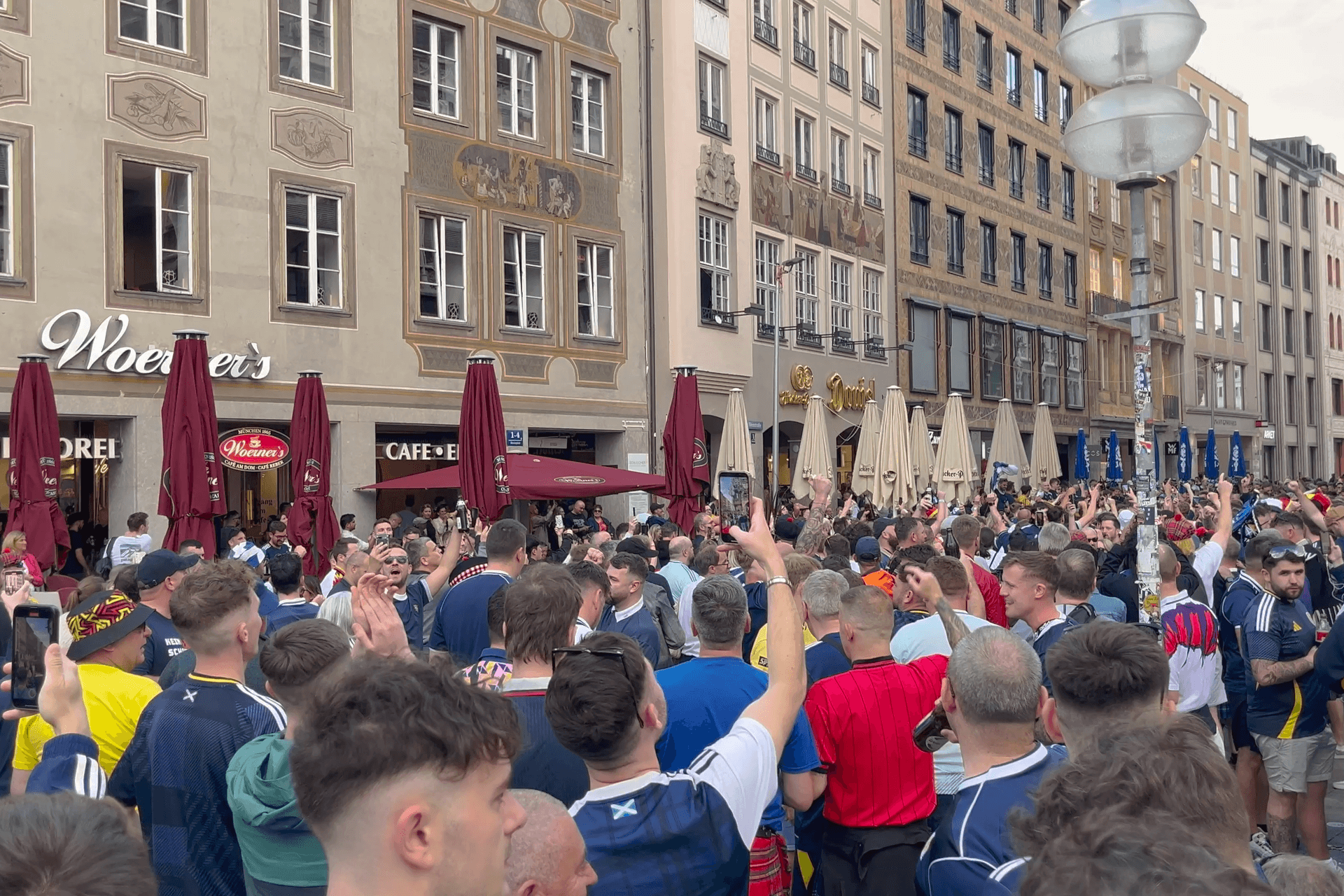 Am Donnerstagabend auf dem Marienplatz: Die Fans von der Insel feiern ausgelassen.