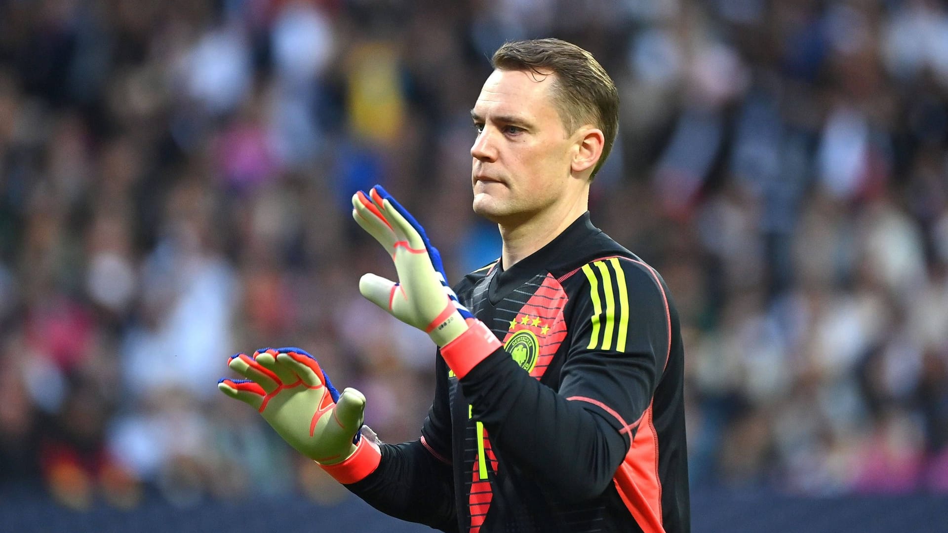 Manuel Neuer: Das DFB-Comeback nach 550 Tagen verlief für den Ex-Kapitän im ersten Durchgang reichlich unspektakulär. Nicht einen Torschuss musste der 38-Jährige bis zur 38. Minute parieren, ehe Yaremchuk den Bayern-Keeper zu einer Parade zwang. Eine Pflichtaufgabe, die er bewältigte. Auch kurz darauf sicher (45.+1). Machte stark den Winkel zu gegen Mudyrik (59.). Kaum etwas zu bemängeln beim Goalie – bis ihn in der 88. Minute bei einem Lupfer ein kleiner Arroganzanfall überkam. Kurz darauf wieder auf dem Posten. Note 3