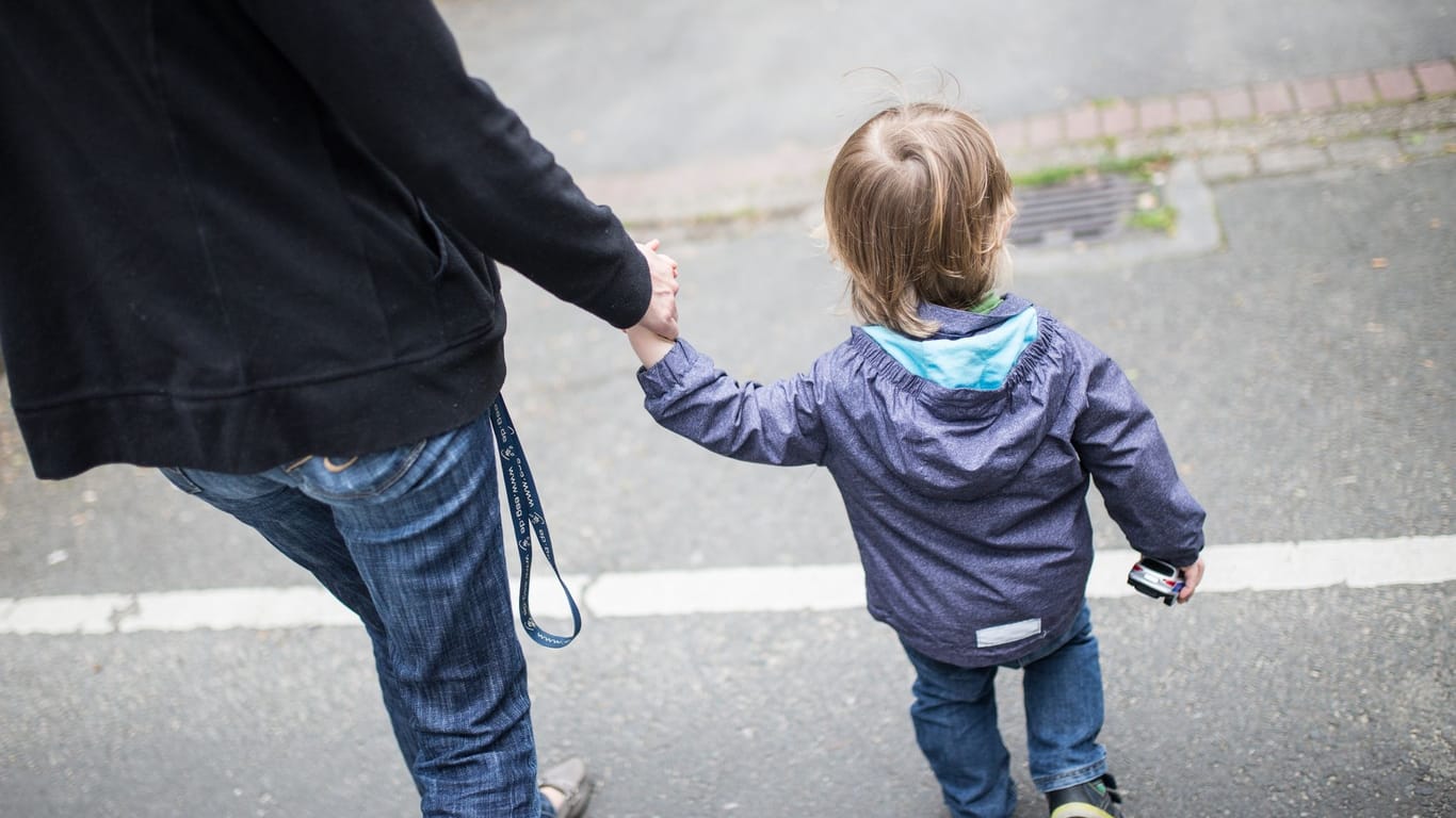 Eine Mutter hält ihren Sohn an der Hand (Symbolbild): Alleinerziehende und ihre Kinder sind einer Studie zufolge oft von finanzieller Armut bedroht.