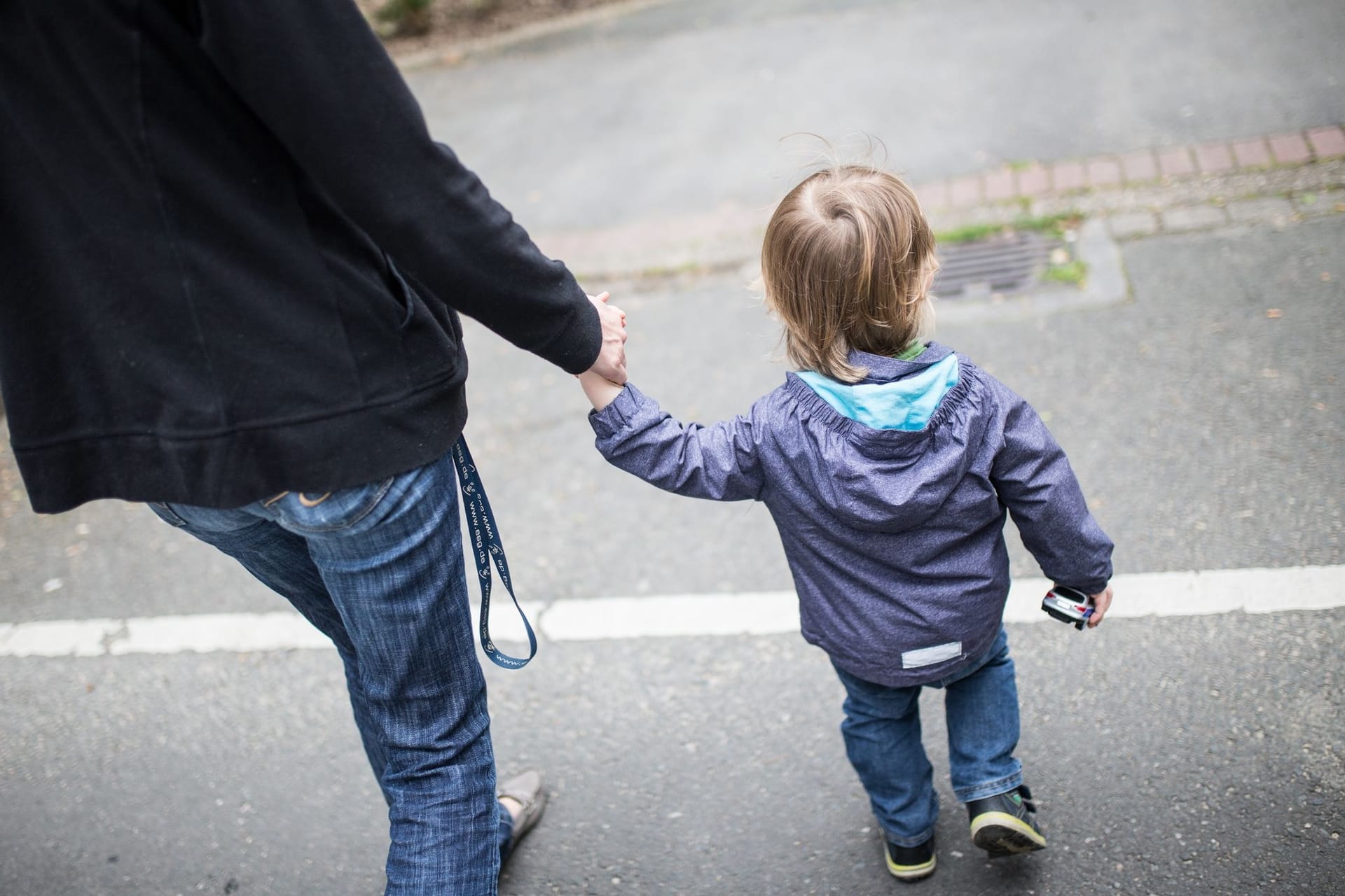 Eine Mutter hält ihren Sohn an der Hand (Symbolbild): Alleinerziehende und ihre Kinder sind einer Studie zufolge oft von finanzieller Armut bedroht.