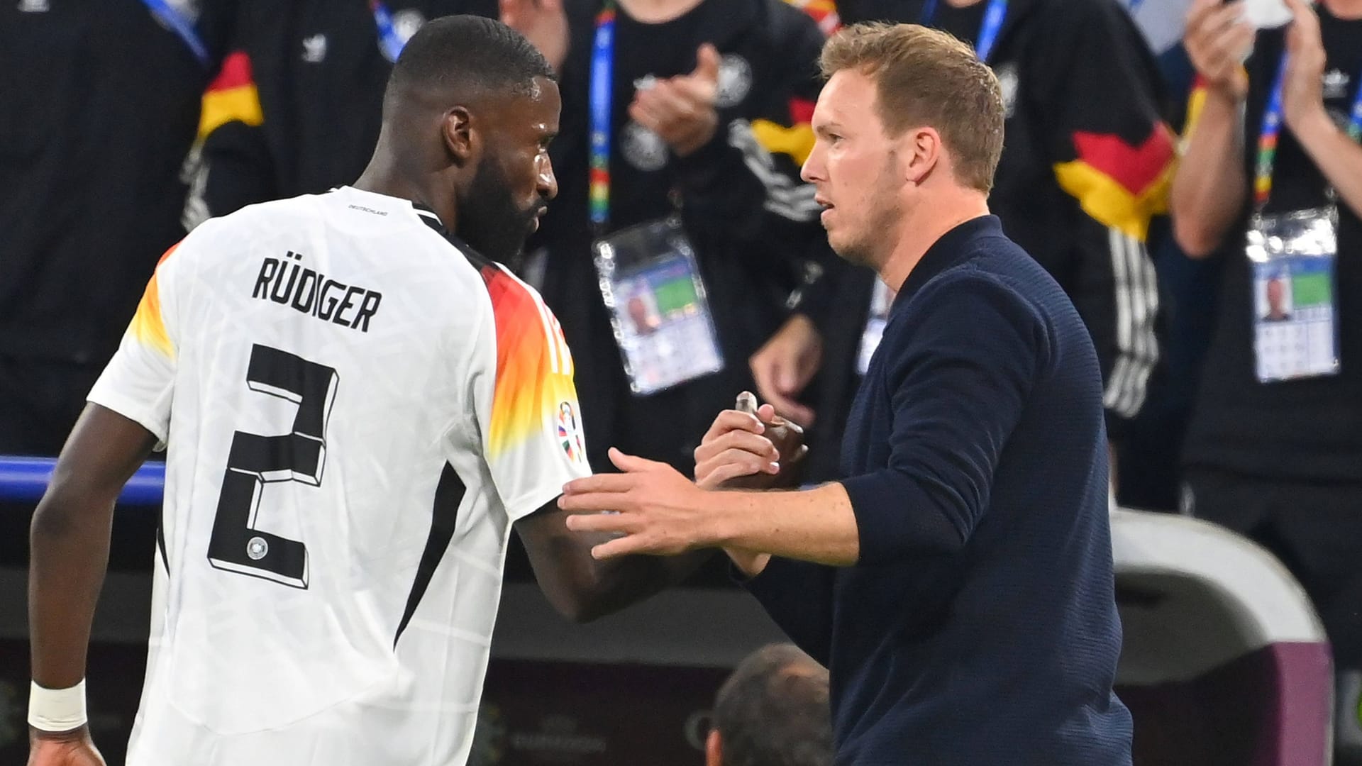 Antonio Rüdiger (l.) neben Julian Nagelsmann: Am Samstagabend könnte der Innenverteidiger wieder fit sein.