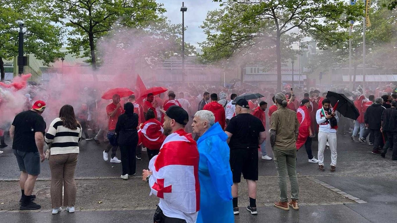 Rotes Farbenmeer vor dem Stadion: Vereinzelt wird auch Pyrotechnik gezündet.