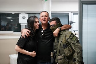 Noa Argamani mit ihrem Vater Yakov und einem israelischen Soldaten nach der Befreiung: Acht Monate war die junge Frau in Geiselhaft der islamistischen Hamas.
