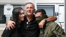 Noa Argamani mit ihrem Vater Yakov und einem israelischen Soldaten nach der Befreiung: Acht Monate war die junge Frau in Geiselhaft der islamistischen Hamas.