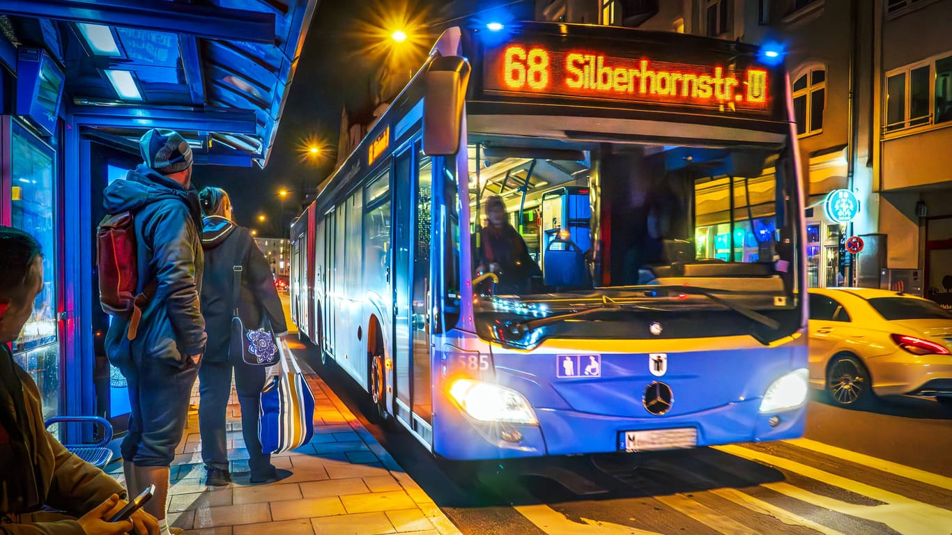 Ein Linienbus in München (Archivbild): Ein Busfahrer entdeckte den Vermissten in seinem Fahrzeug und alarmierte die Polizei.