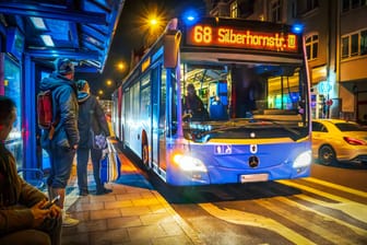Ein Linienbus in München (Archivbild): Ein Busfahrer entdeckte den Vermissten in seinem Fahrzeug und alarmierte die Polizei.