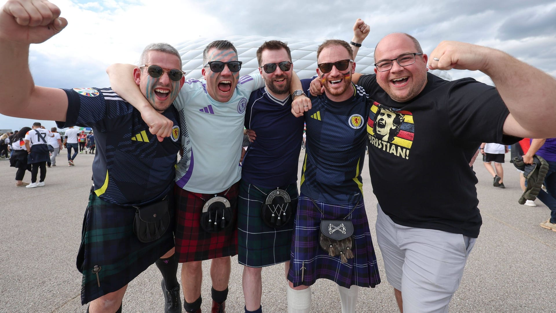 Bei bester Laune: Schottland-Fans vor dem Münchner EM-Stadion.