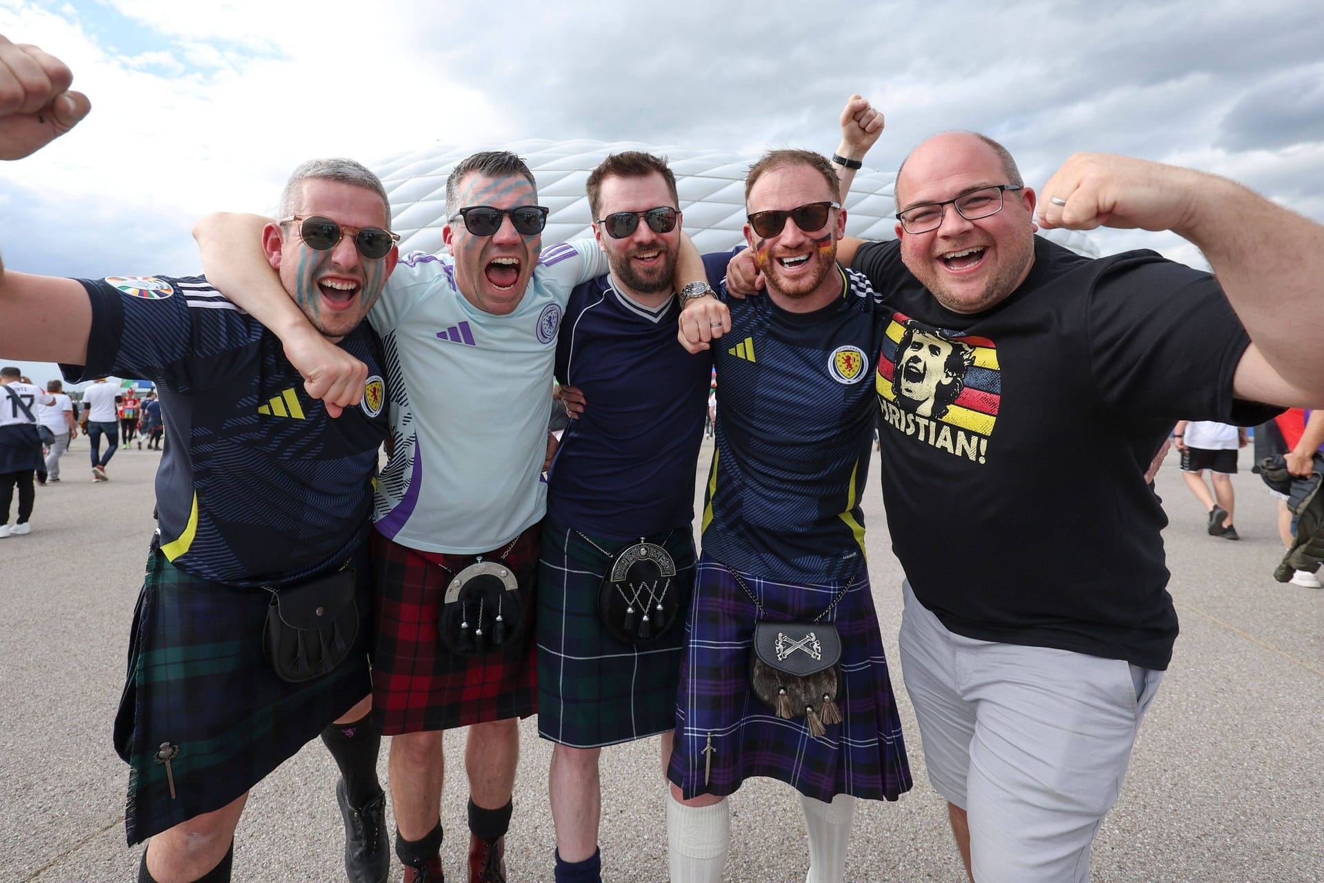 Bei bester Laune: Schottland-Fans vor dem Münchner EM-Stadion.