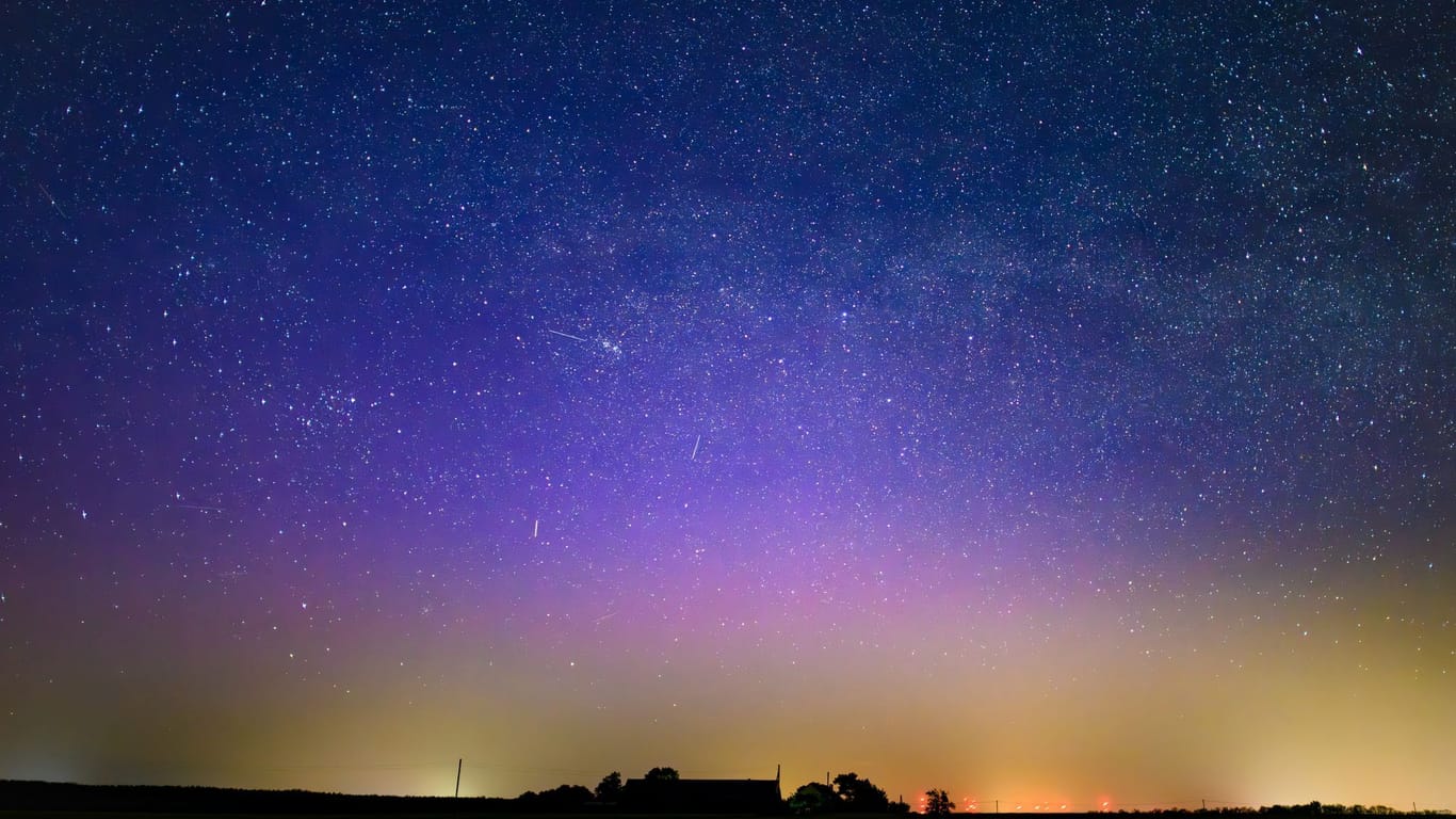 Polarlicht leuchtet am Nachthimmel