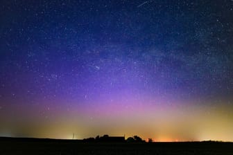 Polarlicht leuchtet am Nachthimmel