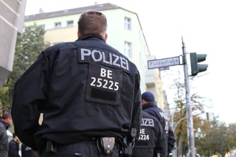 Polizisten in Neukölln (Symbolbild): Am Samstag entkam ein verurteilter Vergewaltiger seinen Bewachern.