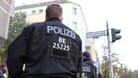 Polizisten in Neukölln (Symbolbild): Am Samstag entkam ein verurteilter Vergewaltiger seinen Bewachern.