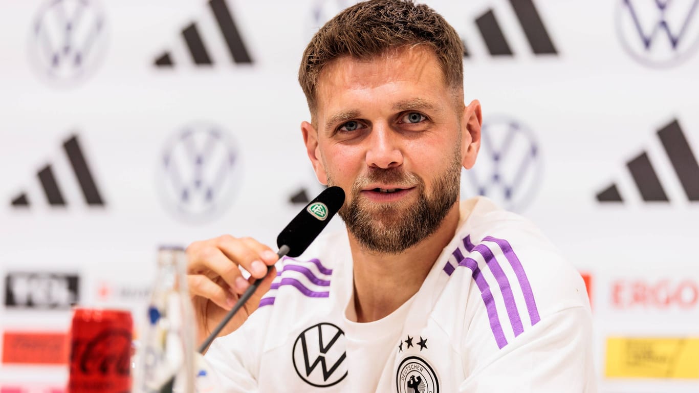 Niclas Füllkrug auf der Pressekonferenz der Nationalmannschaft: Der BVB-Stürmer freut sich über "seinen" Song.