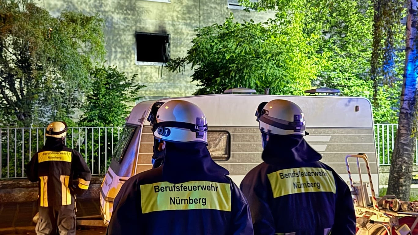 Feuerwehrleute vor dem Brandort in Nürnberg: Die Schüler wurden in der Nacht in anderen Wohnungen untergebracht.