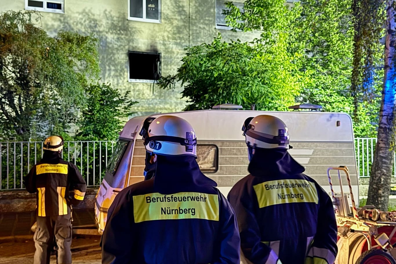 Feuerwehrleute vor dem Brandort in Nürnberg: Die Schüler wurden in der Nacht in anderen Wohnungen untergebracht.