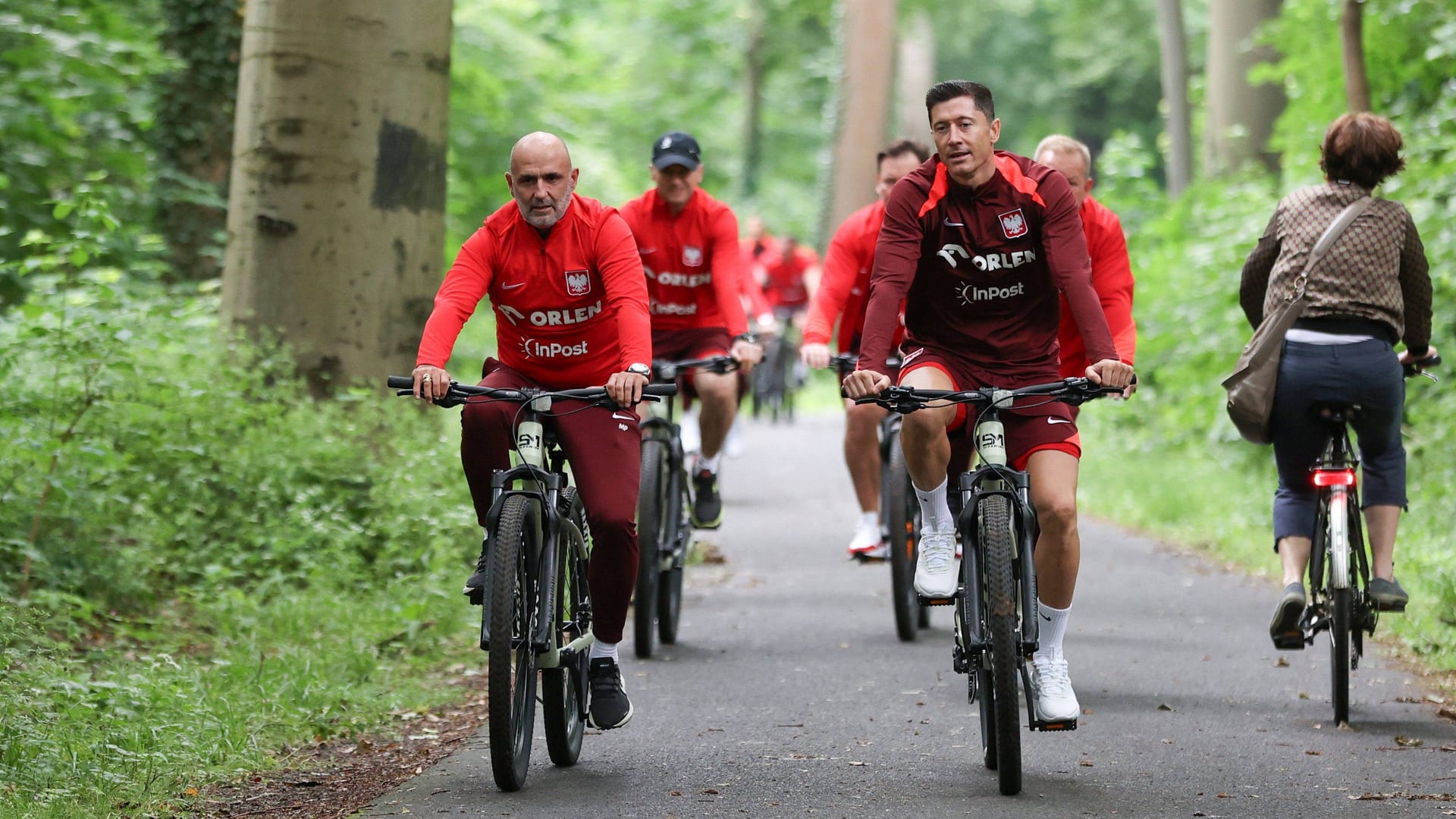 Polnische Nationalmannschaft radelt durch Hannover: Am Dienstag fuhren sie mit dem Rad zum Training.