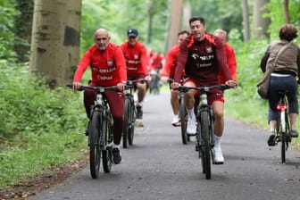 Polnische Nationalmannschaft radelt durch Hannover: Am Dienstag fuhren sie mit dem Rad zum Training.